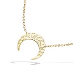 Collier avec pendentif croissant de lune en plaqué or.