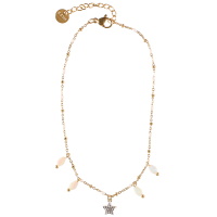 Bracelet chaîne de cheville composé d'une chaîne en acier doré, de perles en émail de couleur blanche, pampilles de perles de couleur blanche et d'une étoile pavée de strass de couleur blanche. Fermoir mousqueton avec 3 cm de rallonge.
