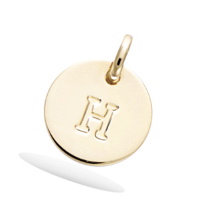 Pendentif médaille ronde avec la lettre gravée H en plaqué or jaune 18 carats. Vendu seul sans chaîne.