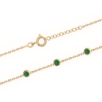 Bracelet composé d'une chaîne en plaqué or jaune 18 carats et de cinq oxydes de zirconium de couleur vert sertis clos. Fermoir anneau ressort avec 3 cm de rallonge.