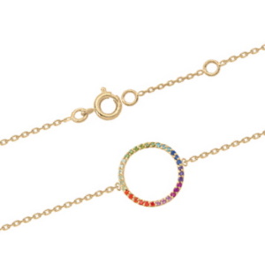Bracelet composé d'une chaîne en plaqué or jaune 18 carats et d'un cercle pavée d'oxydes de zirconium multicolores aux couleurs de l'arc en ciel. Fermoir anneau de ressort avec anneaux de rappel à 15 et 17 cm.