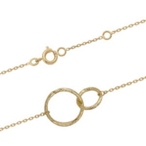 Bracelet composé d'une chaîne et de deux cercles entrelacés martelées en plaqué or jaune 18 carats. Fermoir anneau de ressort avec anneaux de rappel à 15 et 17 cm.