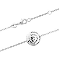 Bracelet composé d'une chaîne et d'une pastille ronde à moitié martelée et trois demi-cercles en argent 925/000 rhodié. Fermoir mousqueton avec anneaux de rappel à 16 et 18 cm.