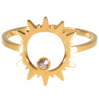 Bague en forme de soleil ajouré en acier doré surmontée d'un cristal serti clos. Taille ajustable.