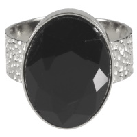 Bague à l'anneau martelé en acier argenté surmontée d'une pierre de couleur noire sertie clos de forme ovale. Taille ajustable.