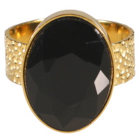 Bague à l'anneau martelé en acier doré surmontée d'une pierre de couleur noire sertie clos de forme ovale. Taille ajustable.