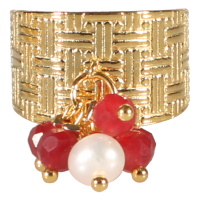Bague large avec motifs en acier doré et pompon de perles de couleur rouge et 1 de nacre. Taille ajustable.