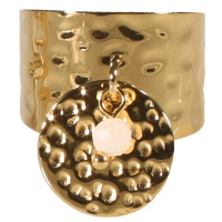 Bague martelée avec pastille ronde martelée en acier doré et un pendant perle de couleur blance. Taille ajustable.