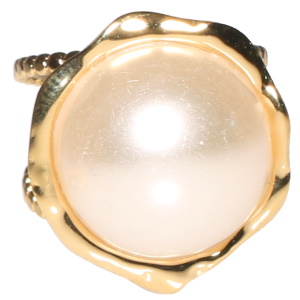 Bague en acier doré surmontée d'une perle d'imitation sertie clos de forme ronde. Taille ajustable.