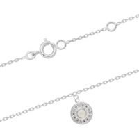 Bracelet composé d'une chaîne en argent 925/000 rhodié et d'un pendant rond pavé d'oxydes de zirconium blancs serti d'une nacre. Fermoir anneau ressort avec anneaux de rappel à 15.5 et 17.5 cm.