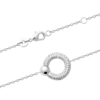 Bracelet composé d'une chaîne et d'un anneau avec boule en argent 925/000 rhodié et un cercle pavé d'oxydes de zirconium blancs. Fermoir mousqueton avec anneaux de rappel à 16 et 18 cm.