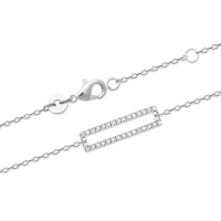 Bracelet composé d'une chaîne en argent 925/000 rhodié et d'un rectangle pavé d'oxydes de zirconium. Fermoir mousqueton avec anneaux de rappel à 16 et 18 cm.
