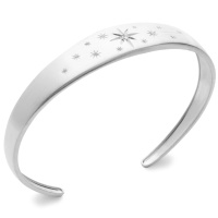 Bracelet jonc rigide ouvert avec motifs gravés d'étoiles en argent 925/000 rhodié et un oxyde de zirconium blanc.