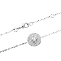 Bracelet composé d'une chaîne en argent 925/000 rhodié et d'une pastille ronde en argent 925/000 rhodié au motif d'étoile surmontée d'un plaquage d'oxydes de zirconium blancs. Fermoir mousqueton avec anneaux de rappel à 16 et 18 cm.