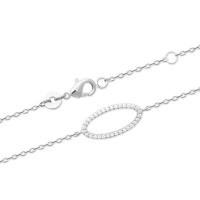 Bracelet composé d'une chaîne en argent 925/000 rhodié et d'un cercle ovale pavé d'oxydes de zirconium blancs. Fermoir mousqueton avec anneaux de rappel à 16 et 18 cm.
