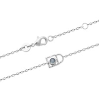 Bracelet composé d'une chaîne en argent 925/000 rhodié et d'un cadenas serti d'une véritable pierre d'agate bleue. Fermoir mousqueton avec anneaux de rappel à 16 et 18 cm.
