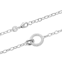 Bracelet composé d'une chaîne et de deux cercles entrelacés en argent 925/000 rhodié dont un cercle pavé d'oxydes de zirconium blancs.