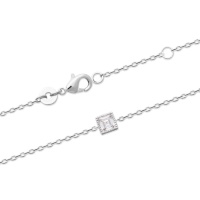 Bracelet composé d'une chaîne en argent 925/000 rhodié et d'un oxyde de zirconium blanc serti clos de forme carré. Fermoir mousqueton avec anneaux de rappel à 16 et 18 cm.
