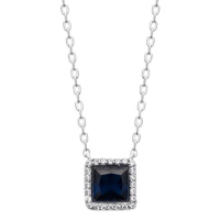 Collier composé d'une chaîne en argent 925/000 rhodié et d'un pendentif carré sertie clos d'une pierre de couleur bleue entourée d'un pavage d'oxydes de zirconium blancs. Fermoir mousqueton avec anneaux de rappel à 40, 42 et 45 cm.