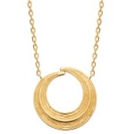 Collier avec pendentif cercle en plaqué or 18 carats. Fermoir mousqueton avec anneaux de rappel à 40, 42 et 45 cm.