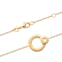 Bracelet avec double cercles larges martelés en plaqué or 18 carats. Fermoir mousqueton avec anneaux de rappel à 16 et 18 cm.