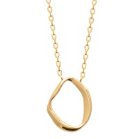 Collier composé d'une chaîne et d'un pendentif au motif de cercle difforme en plaqué or jaune 18 carats. Fermoir mousqueton avec anneaux de rappel à 40, 42 et 45 cm.