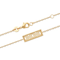 Bracelet composé d'une chaîne et de motifs ajourés en plaqué or jaune 18 carats. Fermoir mousqueton avec anneaux de rappel à 16 et 18 cm.
