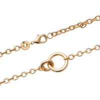 Bracelet composé d'une chaîne et de deux cercles entrelacés en plaqué or jaune 18 carats. Fermoir mousqueton avec anneaux de rappel à 16 et 18 cm.