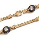 Bracelet en plaqué or avec oxydes de zirconium entourés de pierres synthétiques bleues.