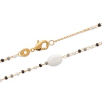 Bracelet en plaqué or 18 carats avec perles de miyuki surmonté d'une véritable pierre de lune. Fermoir mousqueton avec anneaux de rappel à 17.5 et 19.5 cm