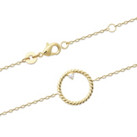 Bracelet composé d'une chaîne et d'un cercle tressé en plaqué or jaune 18 carats surmonté d'un oxyde de zirconium blanc serti 3 griffes. Fermoir mousqueton avec anneaux de rappel à 16 et 18 cm.