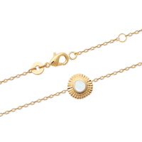 Bracelet composé d'une chaîne en plaqué or jaune 18 carats et d'une pastille ronde au motif de fleur pavée de nacre. Fermoir mousqueton avec anneaux de rappel à 16 et 18 cm.