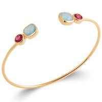Bracelet jonc fil rond ouvert en plaqué or jaune 18 carats surmonté de pierres véritables de couleur bleue et rose serties clos.