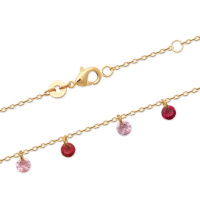 Bracelet composé d'une chaîne en plaqué or jaune 18 carats et 4 pampilles en pierres synthétiques de couleur rose. Fermoir mousqueton avec anneaux de rappel à 15 et 17.5 cm.