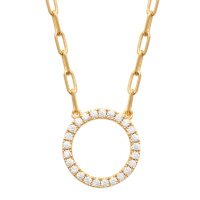 Collier composé d'une chaîne en plaqué or jaune 18 carats et d'un pendentif cercle rond pavé d'oxydes de zirconium blancs. Fermoir mousqueton avec anneaux de rappel à 40, 42 et 45 cm.