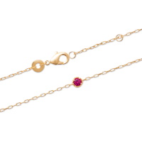 Bracelet composé d'une chaîne en plaqué or jaune 18 carats et d'une pierre de couleur rose sertie clos. Fermoir mousqueton avec anneaux de rappel à 16 et 18 cm.
