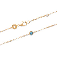 Bracelet composé d'une chaîne en plaqué or jaune 18 carats et d'une pierre de couleur bleue sertie clos. Fermoir mousqueton avec anneaux de rappel à 16 et 18 cm.