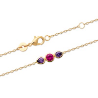 Bracelet composé d'une chaîne en plaqué or jaune 18 carats serti de trois pierres de couleur rouge et violette. Fermoir mousqueton avec anneaux de rappel à 16 et 18 cm.