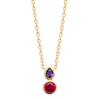 Collier composé d'une chaîne en plaqué or jaune 18 carats et d'un pendentif serti de pierres synthétiques de couleur rose et violette en forme de goutte et de forme ronde. Fermoir mousqueton avec anneaux de rappel à 40, 42 et 45 cm.