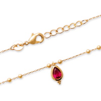 Bracelet composé de chaîne boules en plaqué or jaune 18 carats et d'un pendant serti d'une pierre de couleur rose. Fermoir mousqueton avec anneaux de rappel à 16 et 18 cm.