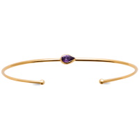Bracelet jonc ouvert en plaqué or jaune 18 carats surmonté d'une pierre sertie clos de couleur violette en forme de goutte.
