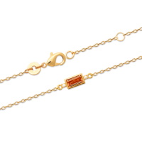 Bracelet composé d'une chaîne en plaqué or jaune 18 carats, de deux oxydes de zirconium blancs et d'une pierre de couleur orange rouge sertie clos de forme rectangulaire. Fermoir mousqueton avec anneaux de rappel à 16 et 18 cm.