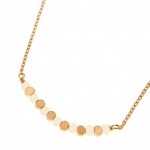 Collier avec perles en plaqué or et pierres de couleur blanche.