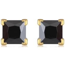 Boucles d'oreilles puces en plaqué or jaune 18 carats serties 4 griffes d'une véritable pierre de couleur noire de forme carré.