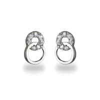 Boucles d'oreilles pendantes composées de deux cercles entrelacés en argent 925/000 rhodié et un pavé d'oxydes de zirconium blancs.