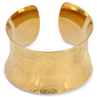 Bracelet manchette avec motifs de rose en plaqué or jaune 18 carats.