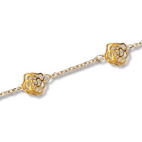 Bracelet avec fleurs roses en plaqué or jaune 18 carats.