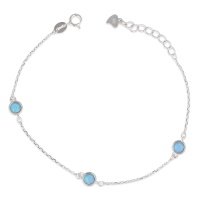 Bracelet composé d'une chaîne en argent 925/000 rhodié et de 3 pierres d'opale bleue d'imitation serties clos de forme ronde. Fermoir anneau ressort avec 3 cm de rallonge.