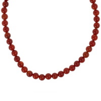 Collier composé de perles de couleur rouge. Fermoir mousqueton en acier argenté avec 5 cm de rallonge.