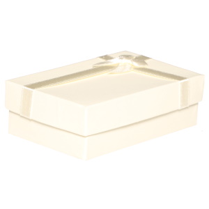Ecrin pour parure de couleur blanche écrue avec un nœud papillon. Intérieur mousse.